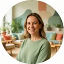 Marion, cofondatrice de Lotus Hotel, souriante dans l'espace commun