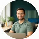 Thomas, cofondateur de Lotus Hotel, dans un espace de travail équipé